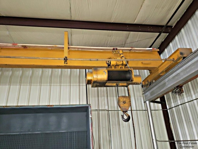 More Photos Of 415 Alan Rd, Powell Distribution For Lease