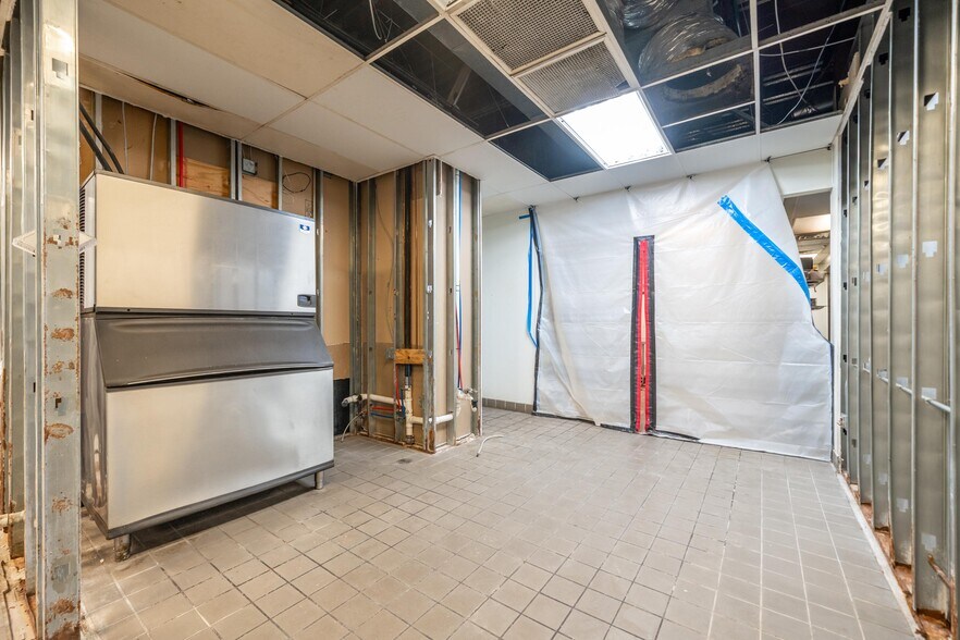More Photos Of 2221 W Walnut St, Rogers Restaurant For Sale