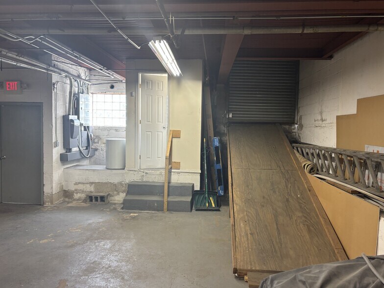 More Photos Of 11 Bertel Ave, Mount Vernon Warehouse For Lease