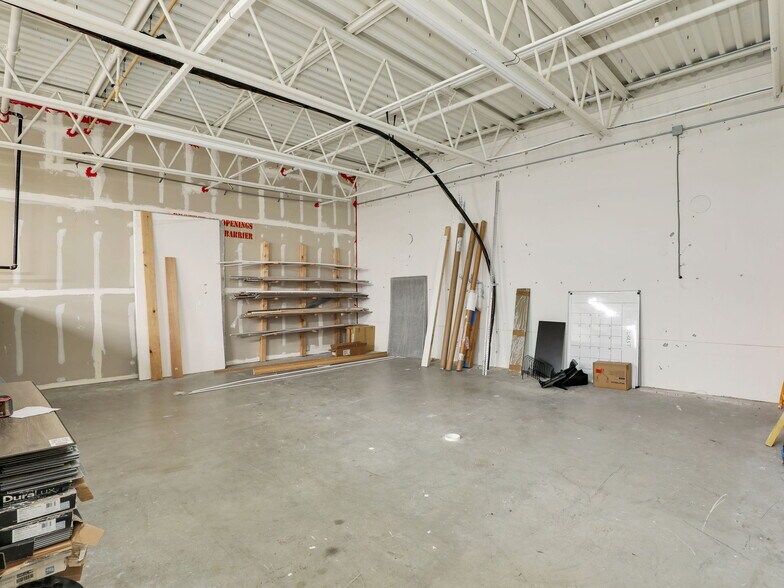 More Photos Of 8821 Business Park Dr, Fort Myers Warehouse For Sale