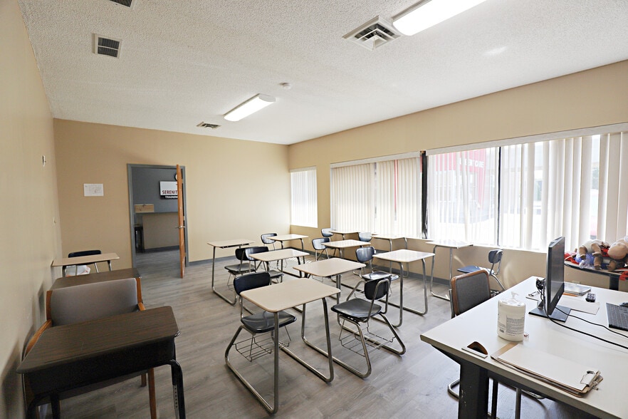 More Photos Of 2255 S Linden Rd, Flint Office For Sale
