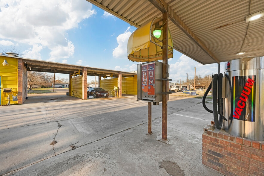 More Photos Of 805 Poindexter Ave, Cleburne Carwash For Sale