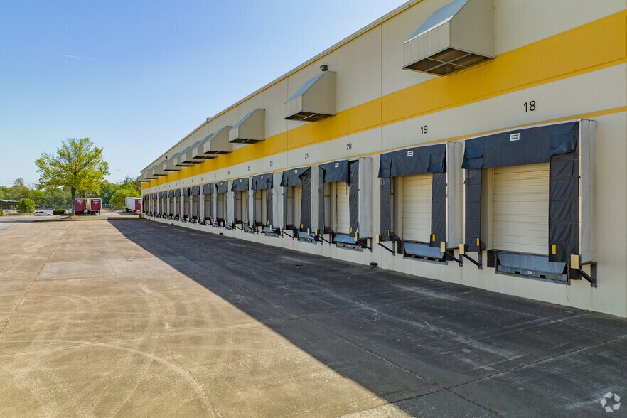 More Photos Of 3630 Raines Rd E, Memphis Distribution For Lease