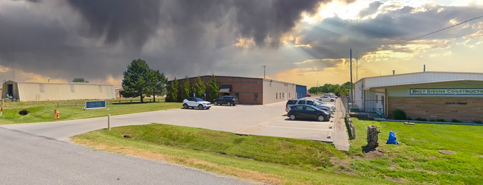 Primary Photo Of 1302 N Grand St, Hutchinson Flex For Lease