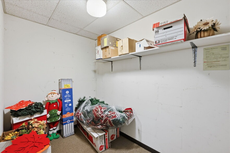 More Photos Of 1568 Woodbourne Rd, Levittown Office For Lease