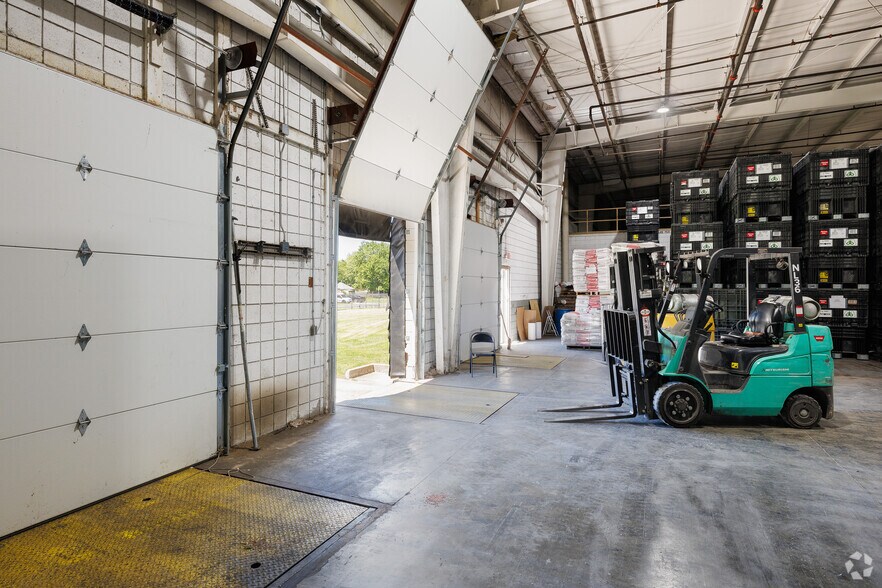 More Photos Of 823 Aaron Pky, Centralia Manufacturing For Sale