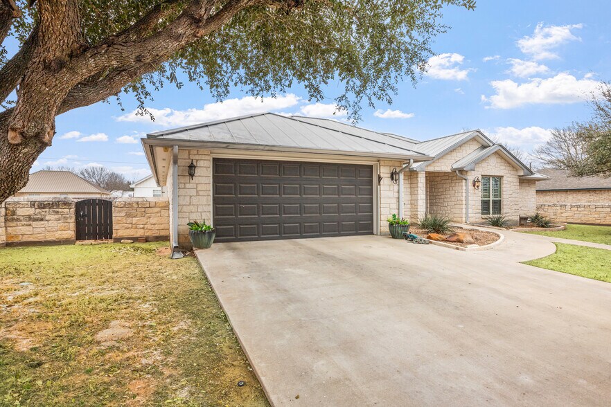 More Photos Of 608 W Morse St, Fredericksburg Specialty For Sale