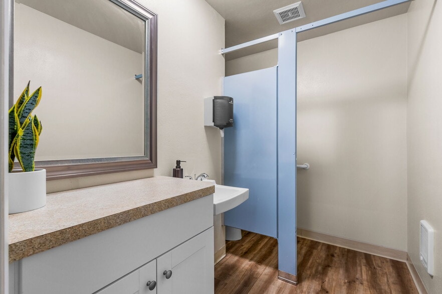 More Photos Of 537 7th Ave SW, Albany Religious Facility For Sale