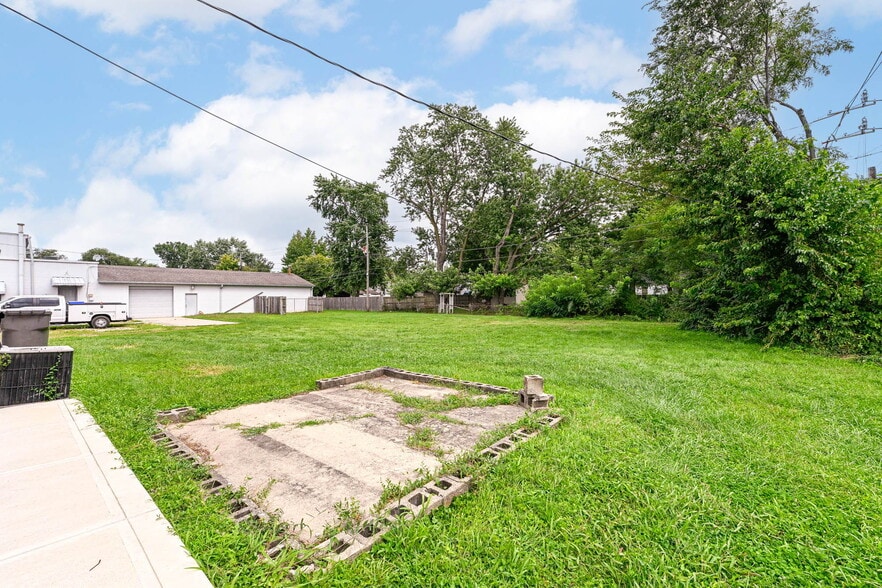 More Photos Of 3455 Shelby St, Indianapolis Office For Sale