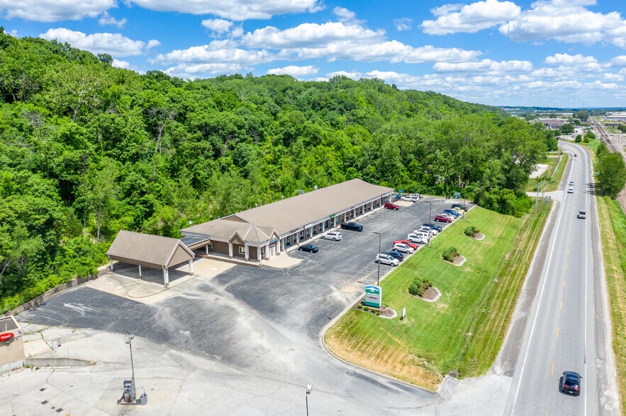 More Photos Of 7400-7440 NW River Park Dr, Parkville General Retail For Lease