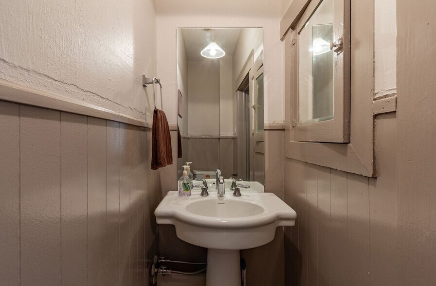 More Photos Of 1305 San Antonio St, Austin Office For Sale