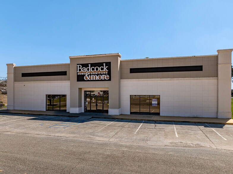 More Photos Of 640 E Washington Ave, Ashburn Freestanding For Sale