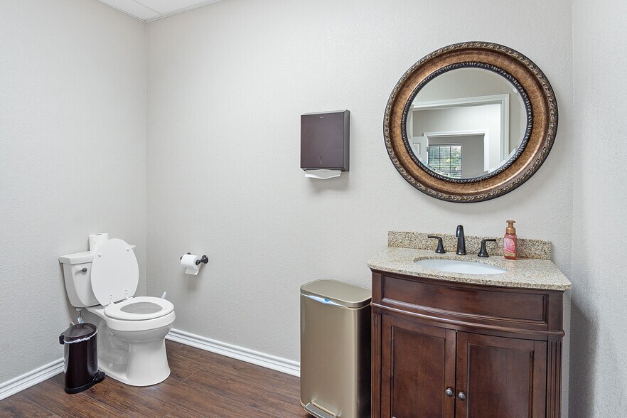 More Photos Of 6724 Paluxy Dr, Tyler Office For Lease