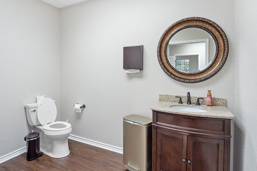 More Photos Of 6724 Paluxy Dr, Tyler Office For Lease