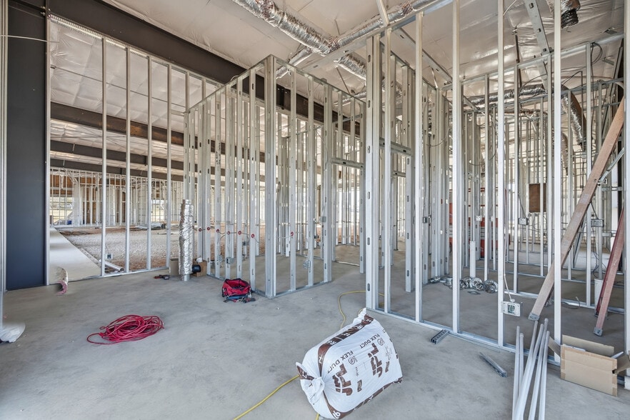 More Photos Of 2420 S 8th St, Rogers Flex For Lease