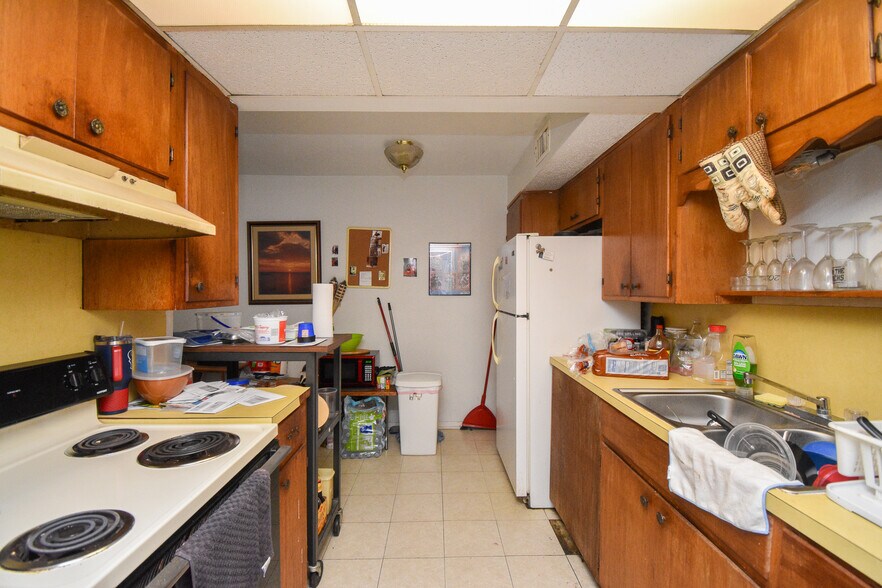 More Photos Of 1805 Rosemary Ave, Victoria Apartments For Sale