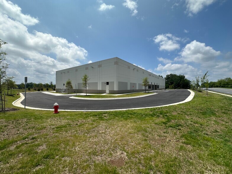 More Photos Of 22810 Quicksilver Dr, Sterling Distribution For Lease