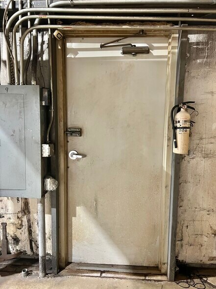 More Photos Of 33549 E Royalton Rd, Columbia Station Light Manufacturing For Sale