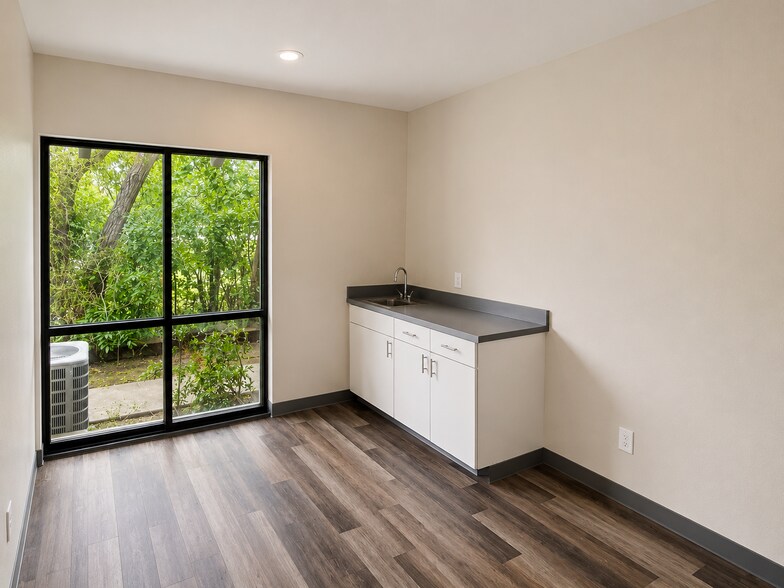 More Photos Of 1721 Cimarron Trl, Hurst Medical For Sale