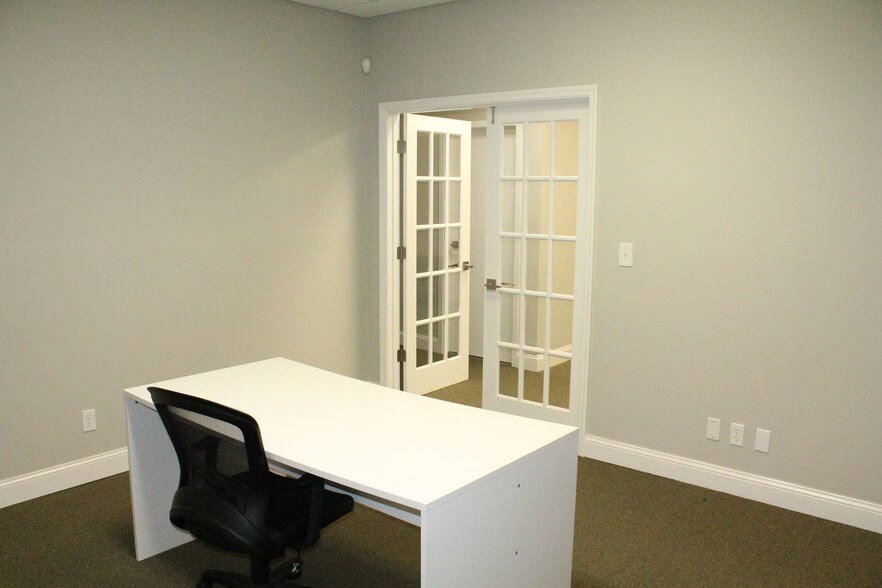 More Photos Of 400 Main St, Hilton Head Office For Lease