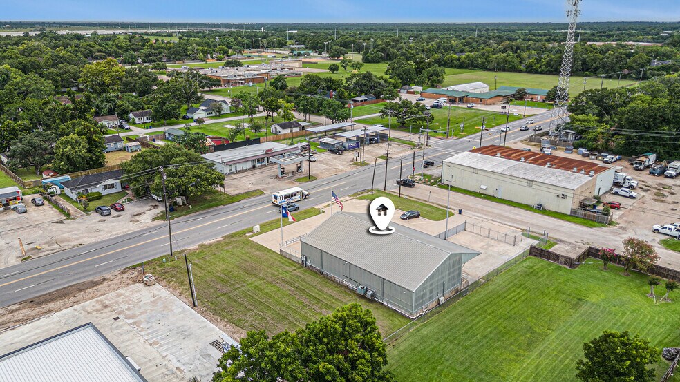 More Photos Of 110 N Walker St, Angleton Warehouse For Lease