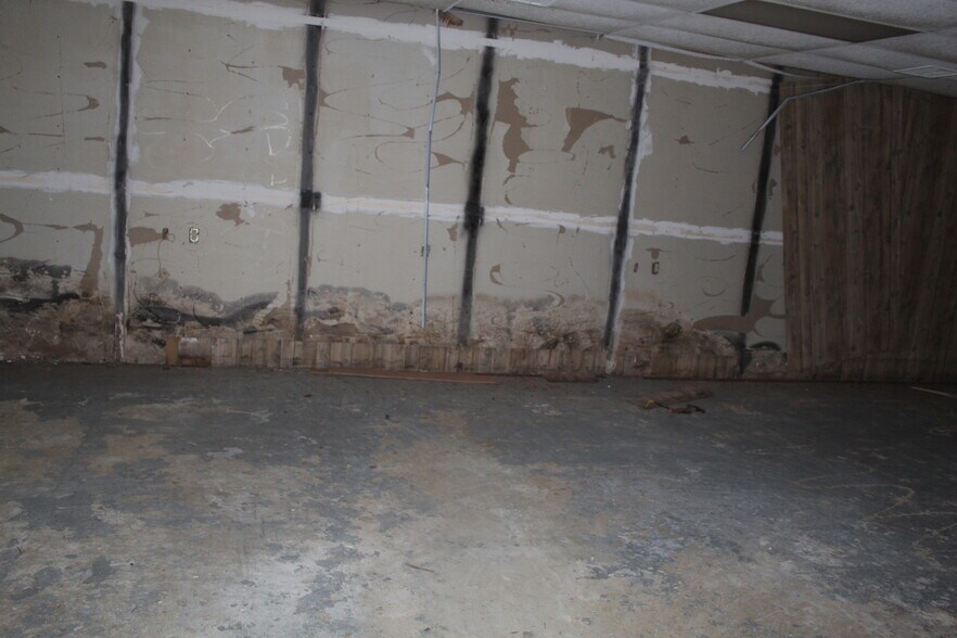 More Photos Of 1421 34th St, Woodward Service For Sale