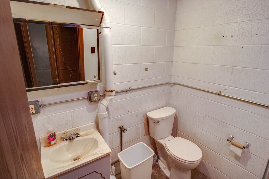 More Photos Of 219 N Main St, Marissa Specialty For Sale