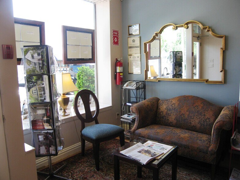 More Photos Of 17 1/2 Park Pl, Bronxville Storefront Retail Office For Sale