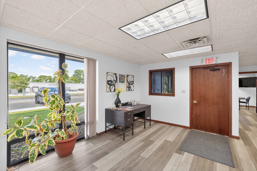 More Photos Of 1000 Sako Ct, Elkhart Warehouse For Lease