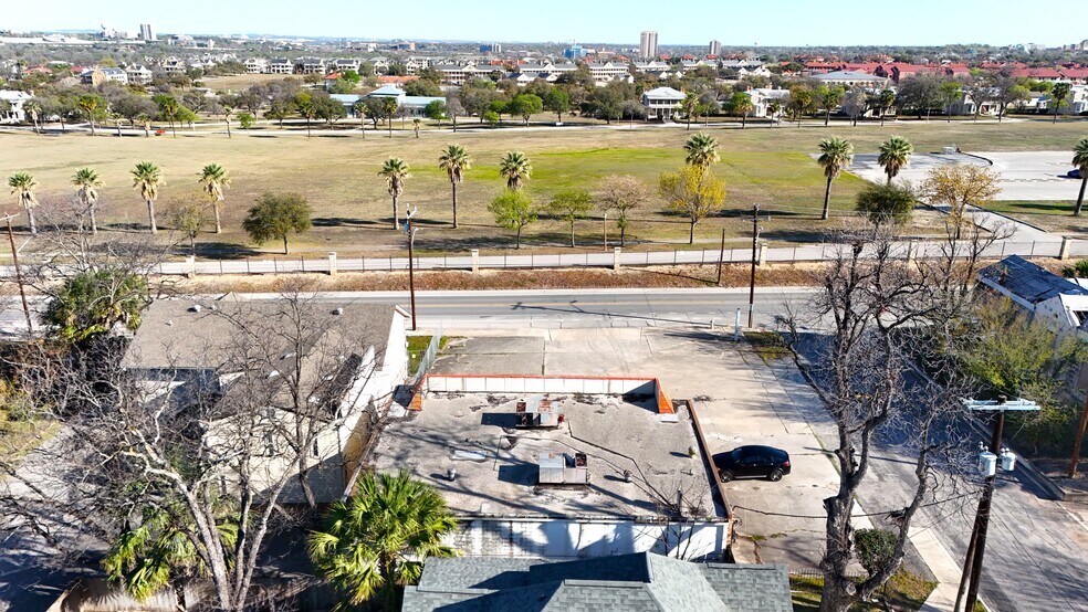 More Photos Of 1136 E Grayson St, San Antonio Convenience Store For Lease