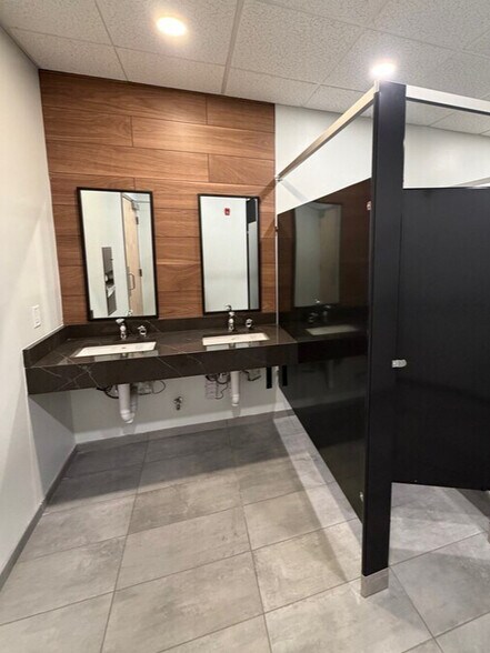 More Photos Of 135 South Rd, Bedford Flex For Lease