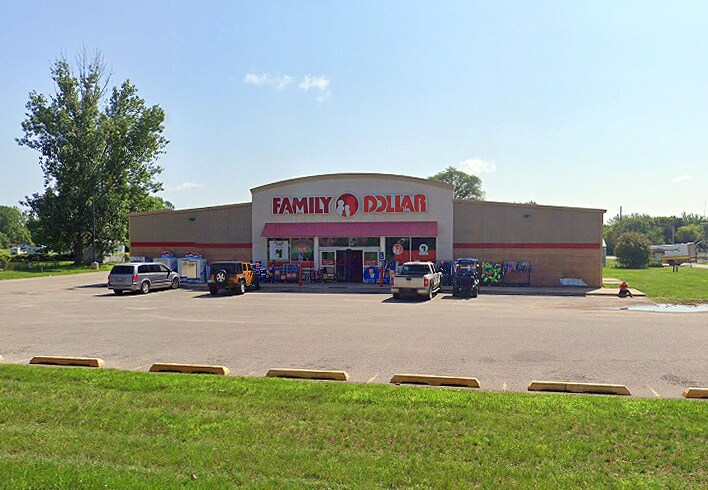 More Photos Of 831 S Main St, Crystal Freestanding For Lease