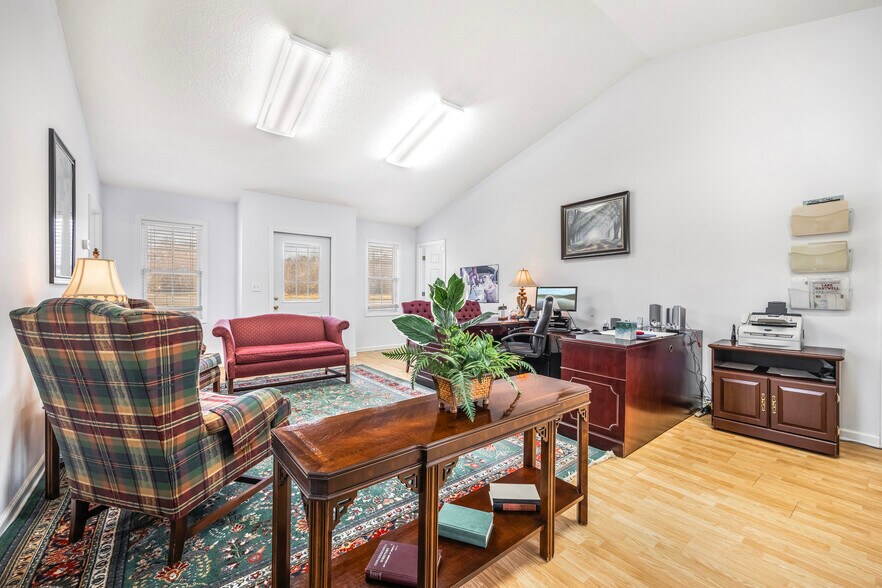 More Photos Of 13325 Jones St, Lavonia Office For Sale