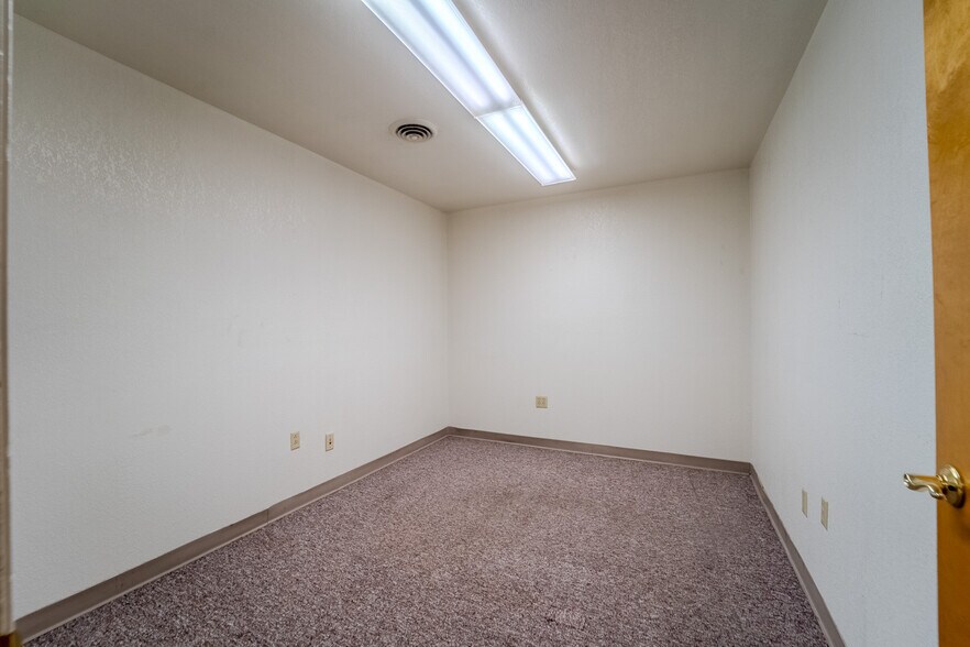 More Photos Of 1547 Starr Dr, Yuba City Office For Sale