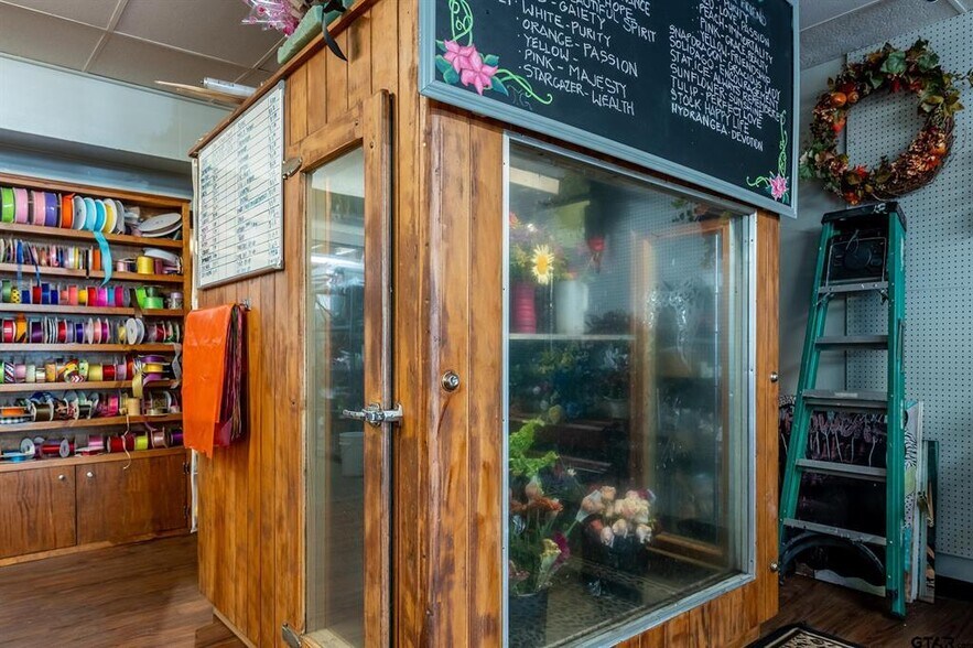 More Photos Of 114 W Broad St, Mineola Storefront For Sale