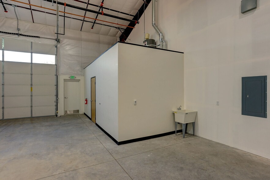 More Photos Of 2160 SW Badger Ave, Redmond Warehouse For Lease