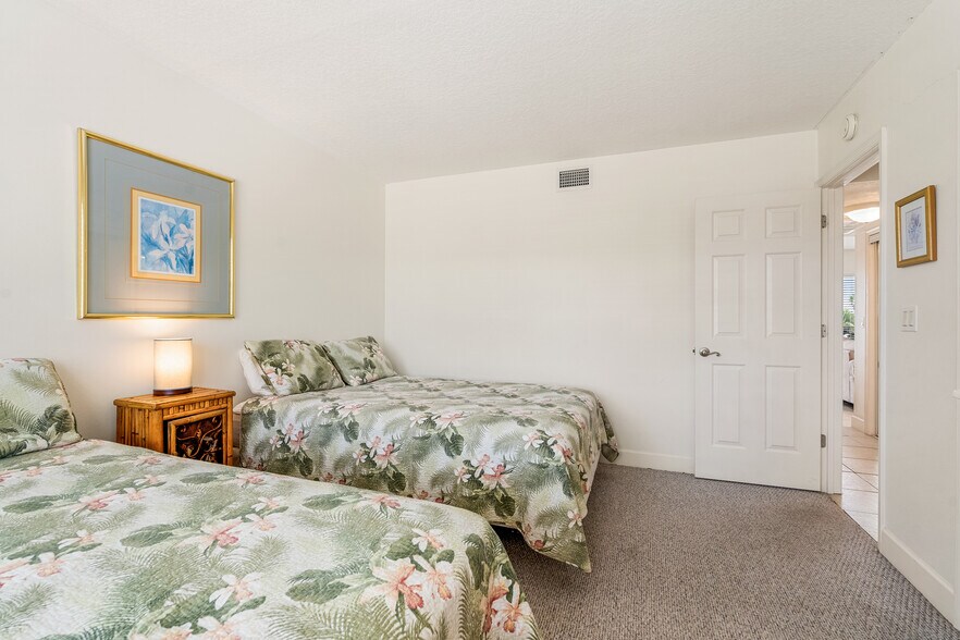 More Photos Of 23 Royal Palm Pointe, Vero Beach Restaurant For Sale