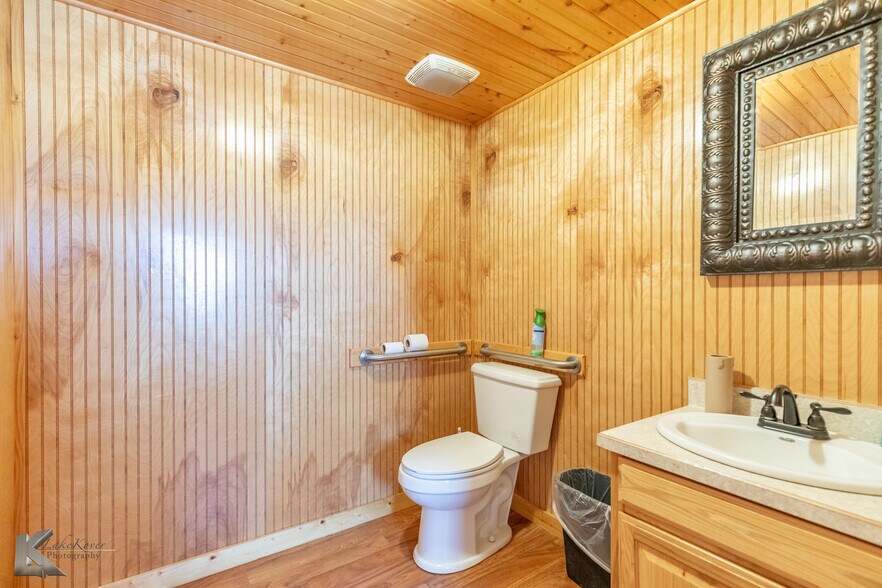 More Photos Of 10027 S Frontage Rd, Clyde Manufacturing For Sale