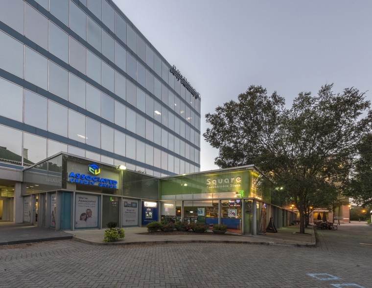 More Photos Of 1 W Court Sq, Decatur Office For Lease