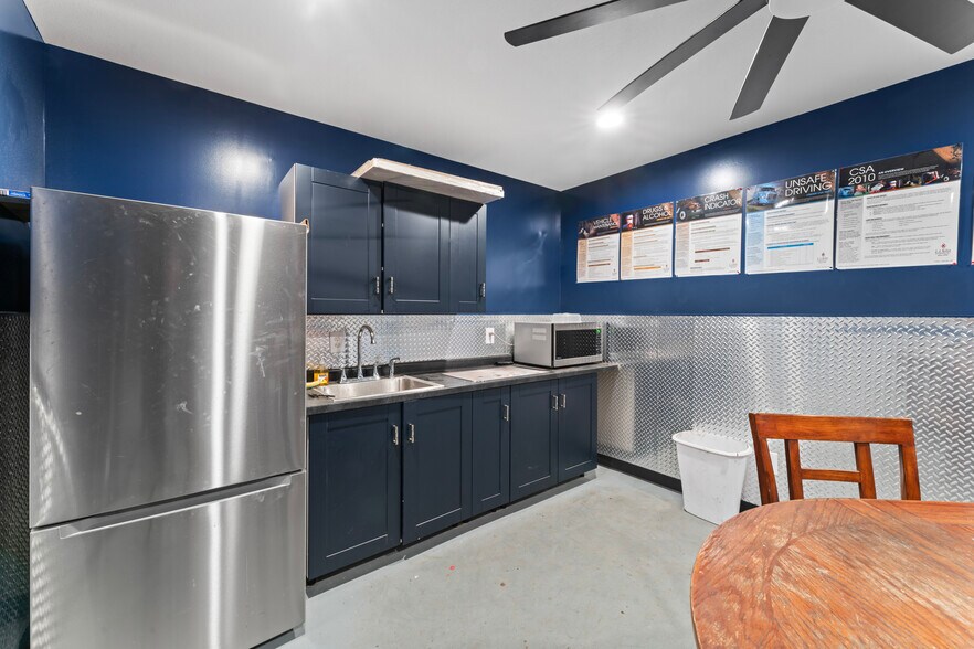 More Photos Of 814 SE Sunnyside School Rd, Blue Springs Warehouse For Sale