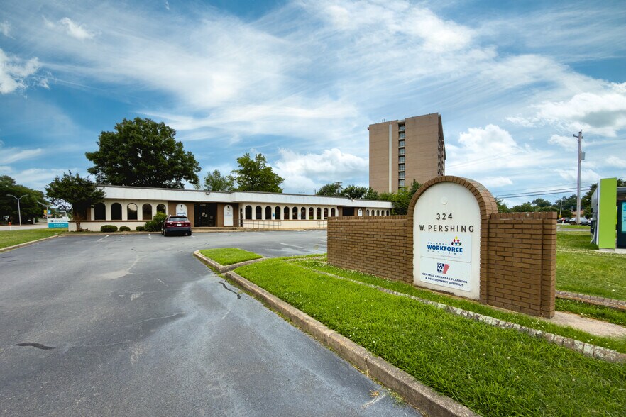 More Photos Of 324 W Pershing Blvd, North Little Rock Office For Sale