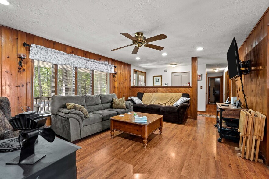 More Photos Of 25 Beacon St, Amesbury Showroom For Sale