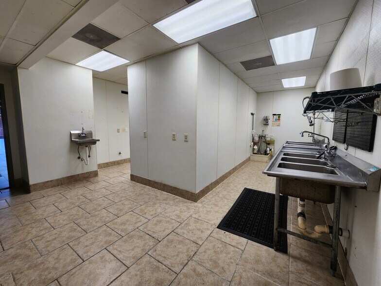 More Photos Of 521 S Glenstone Ave, Springfield General Retail For Lease
