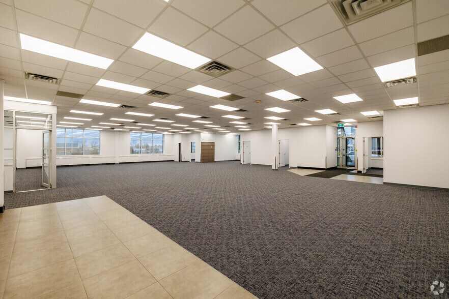 More Photos Of 3000 Aut Transcanadienne, Pointe-claire Distribution For Sale