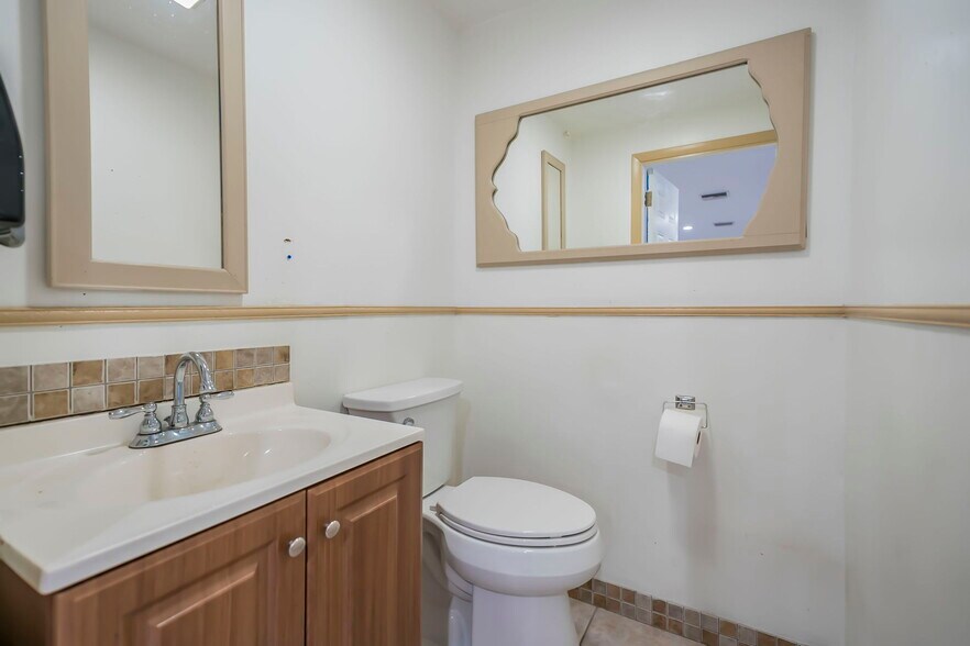 More Photos Of 1013 SE Holbrook Ct, Port Saint Lucie Warehouse For Sale