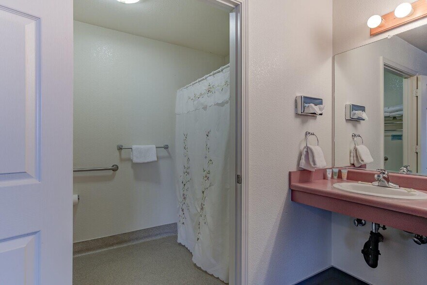 More Photos Of 718 Main St, Weaverville Hotel For Sale