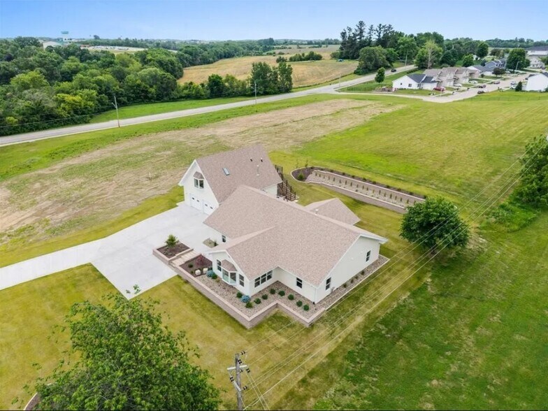 More Photos Of 1805 S 8th Ave E, Newton Specialty For Sale