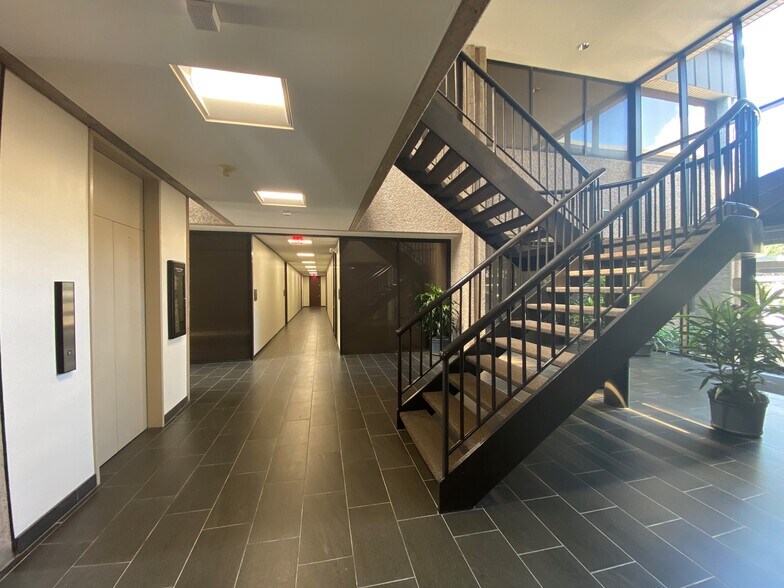 More Photos Of 16000 Barkers Point Ln, Houston Office For Lease
