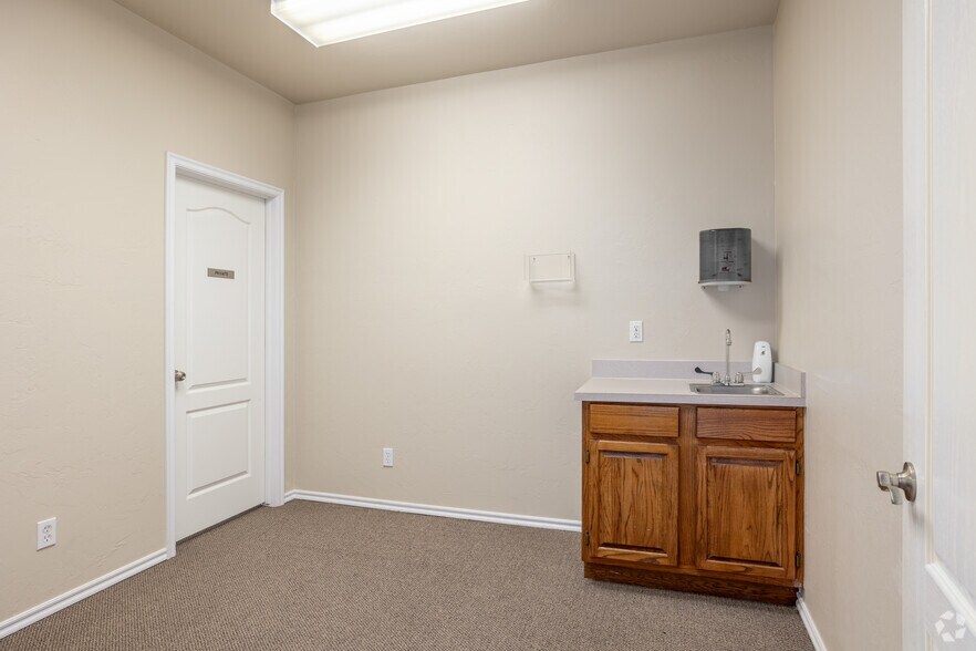 More Photos Of 2120 McKown Dr, Norman Office For Lease