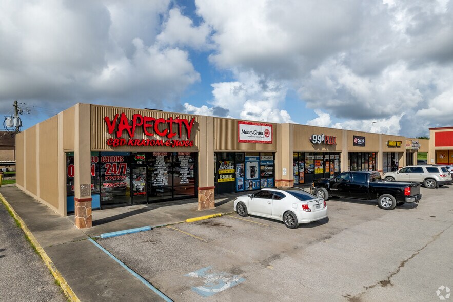 More Photos Of 301-327 S Brazosport Blvd, Freeport Storefront For Lease